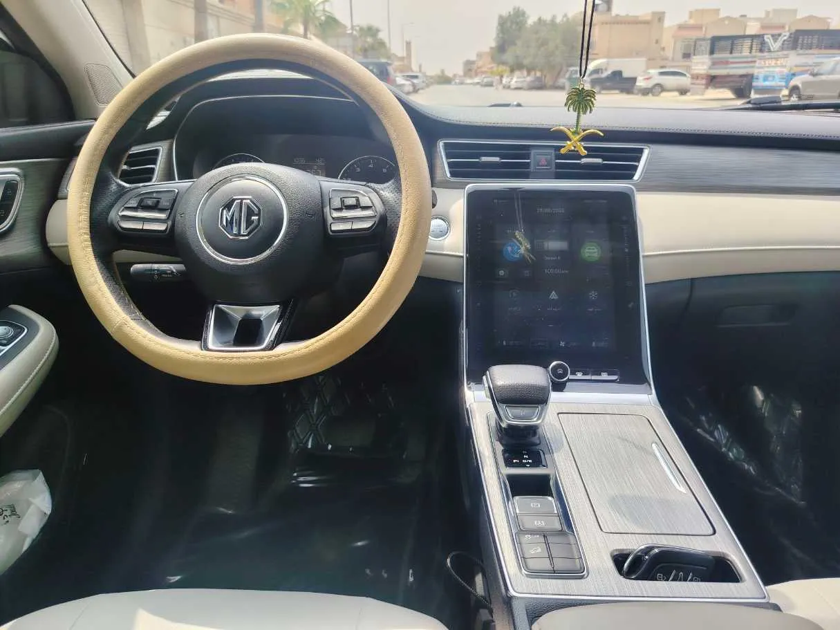 Car image 19