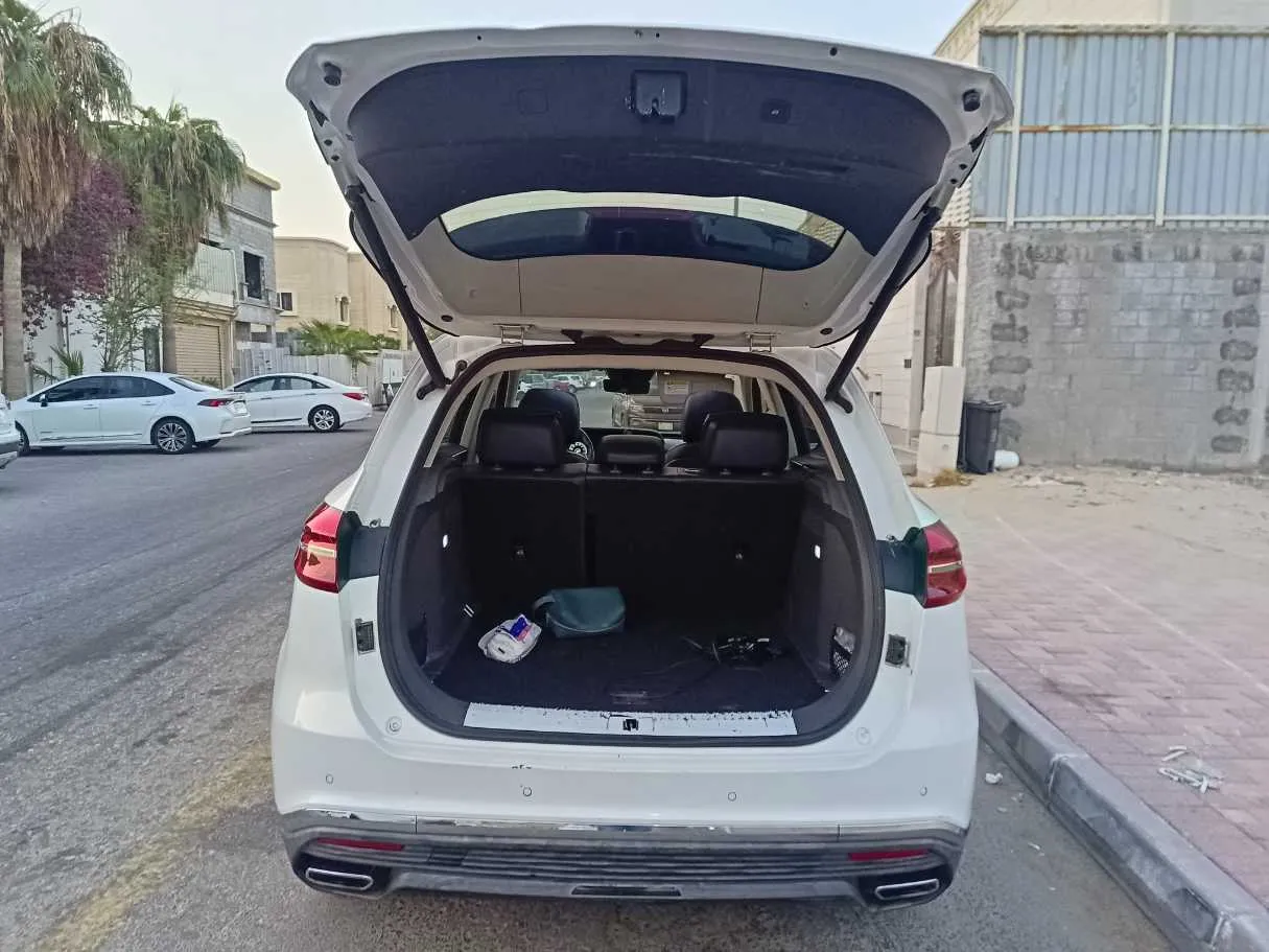 Car image 25