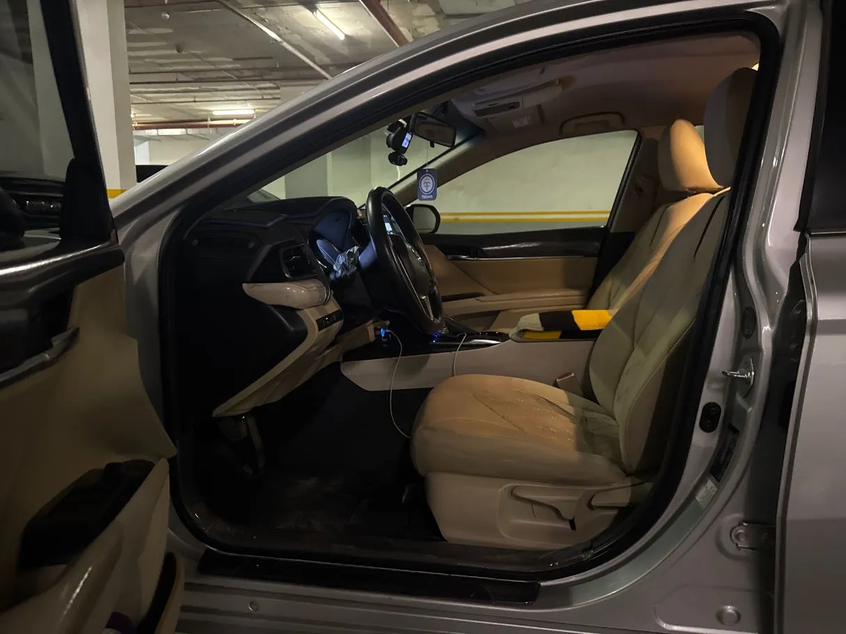 Car image 12