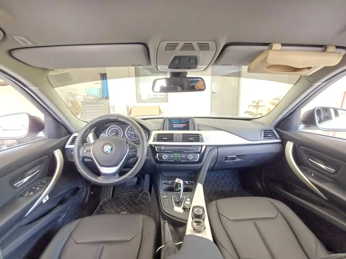 Car image 18