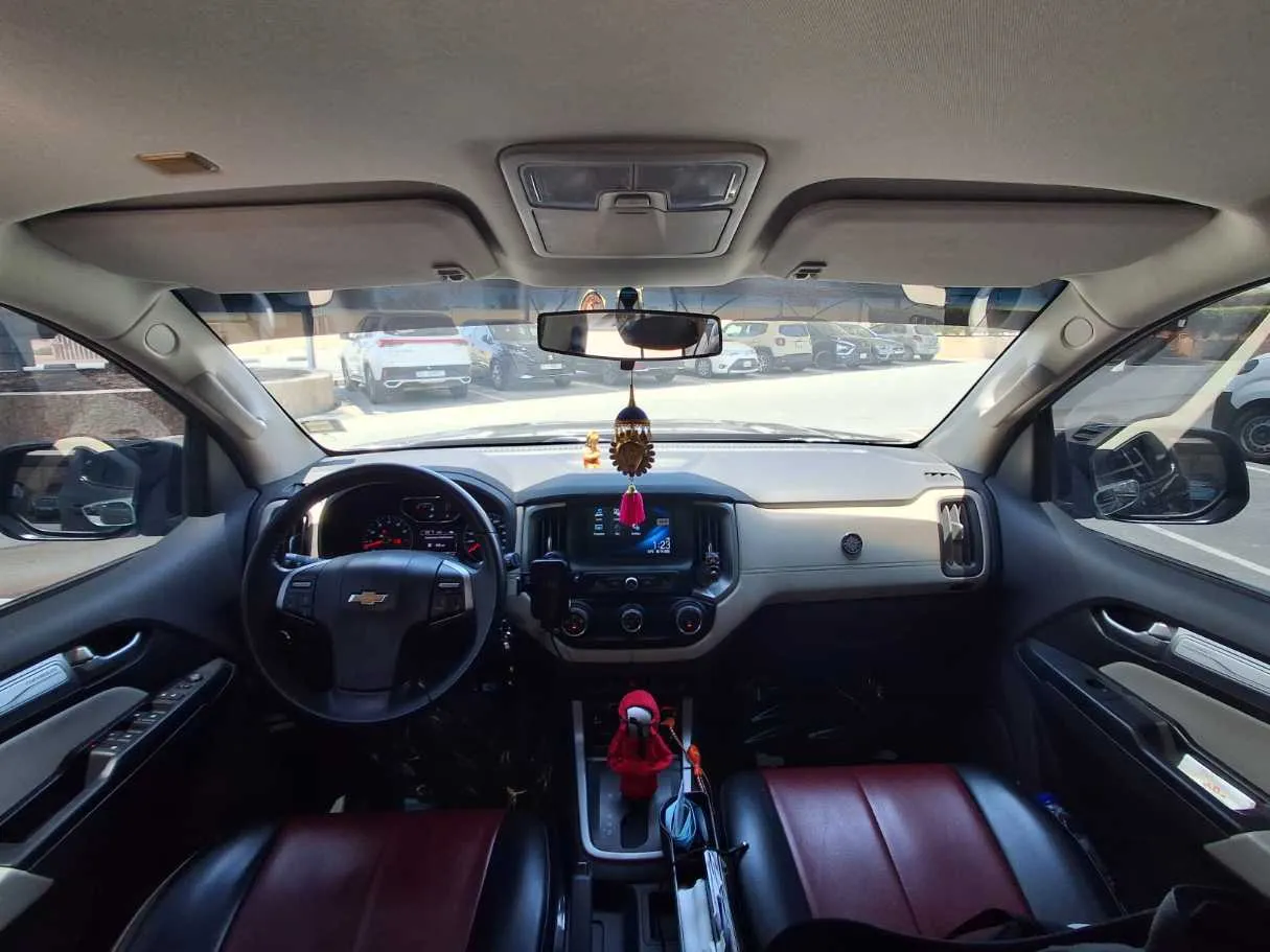 Car image 14