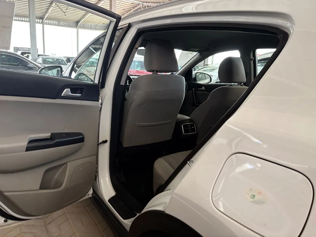 Car image 17
