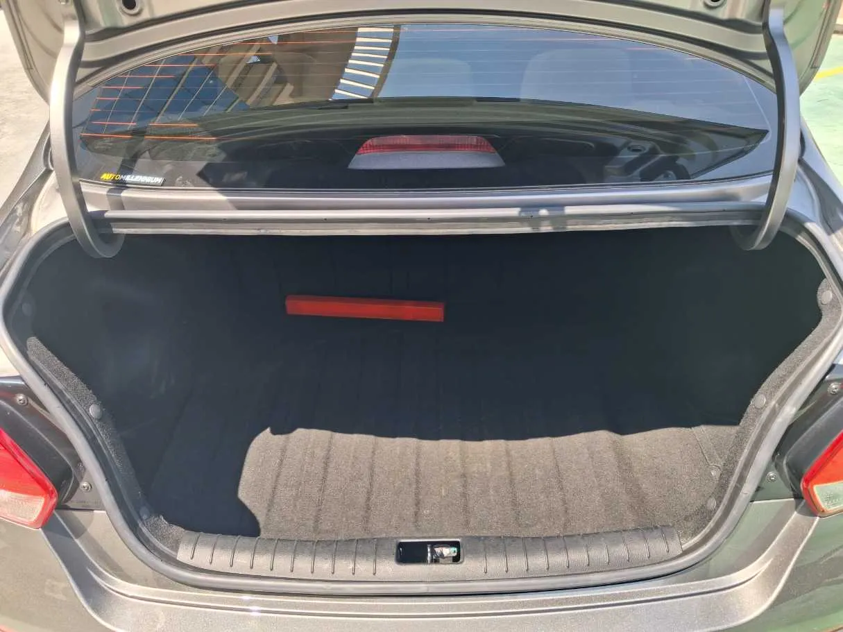 Car image 19