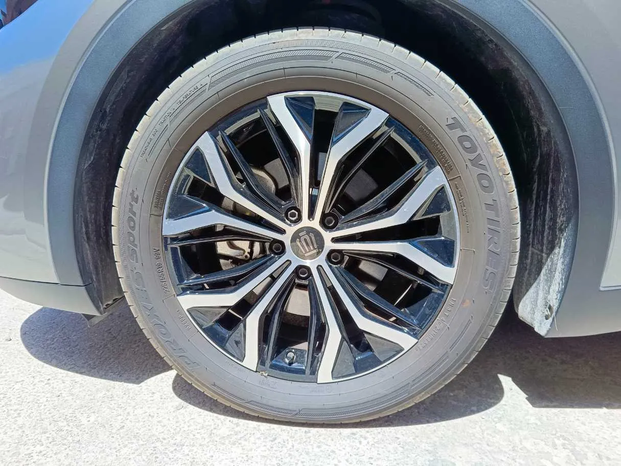 Car image 12