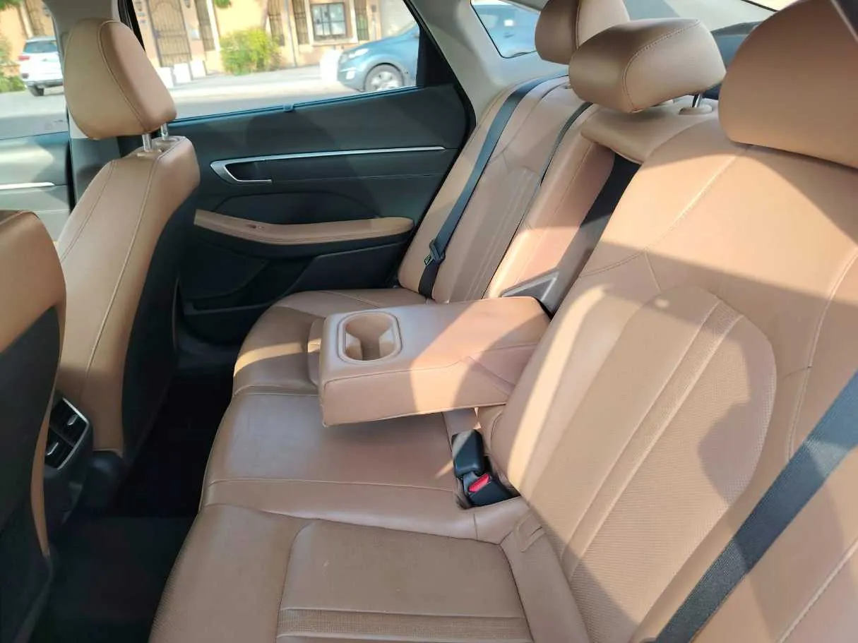 Car image 19