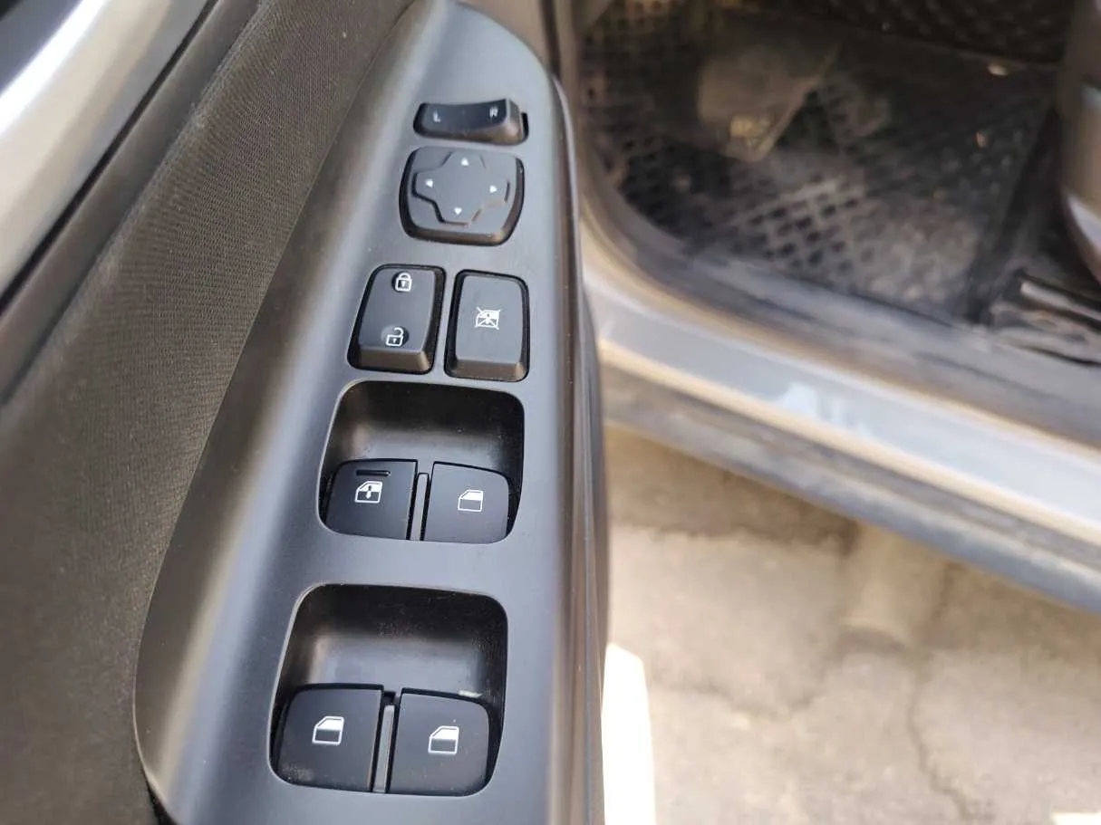 Car image 27