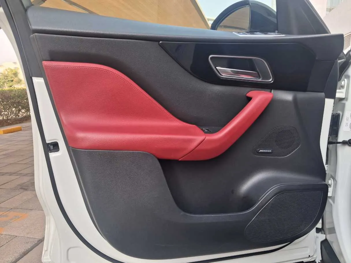 Car image 10