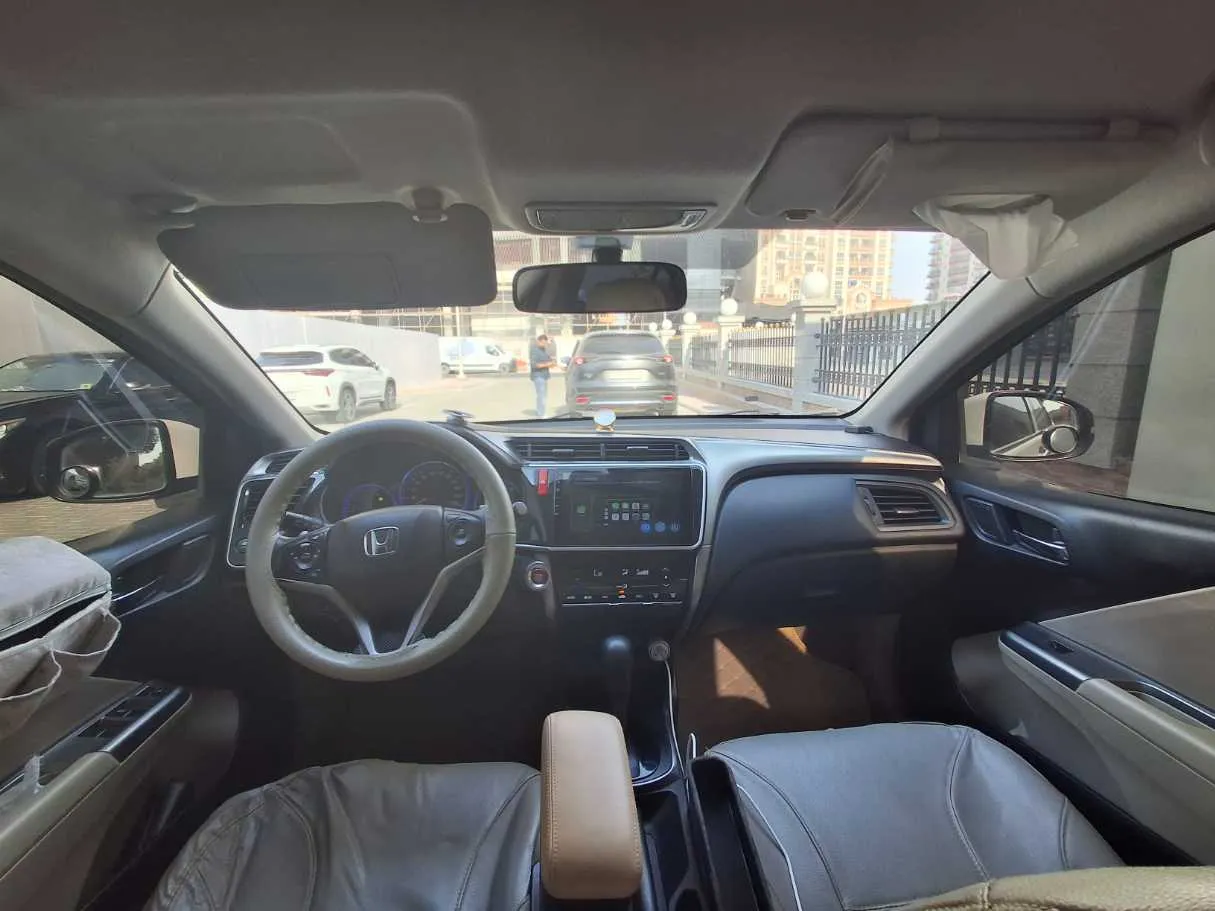 Car image 14