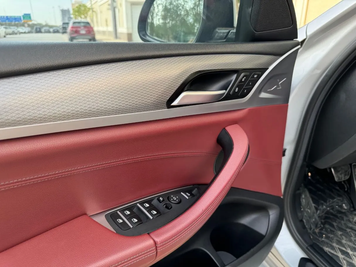 Car image 26