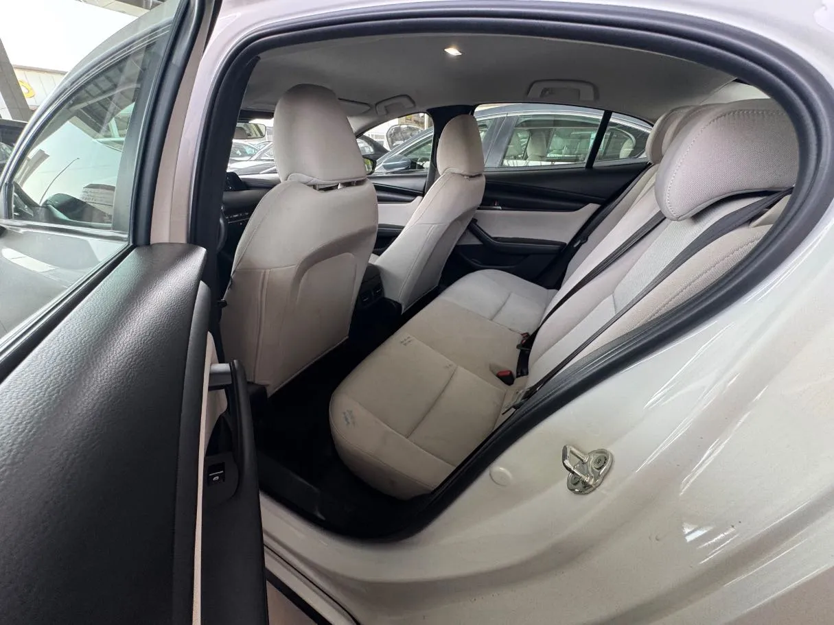 Car image 17