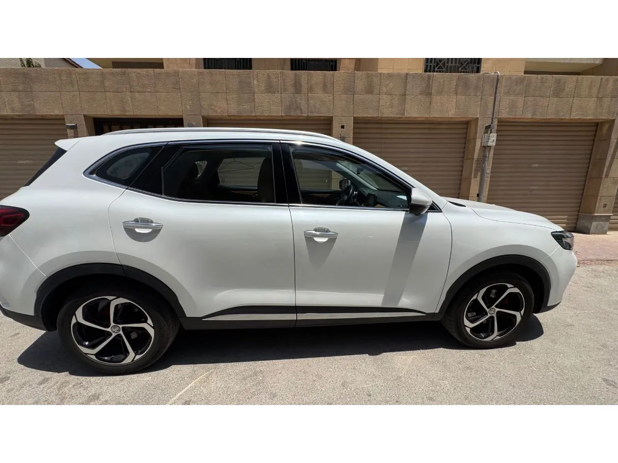 Car image 4