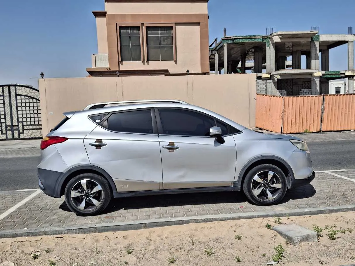 Car image 4