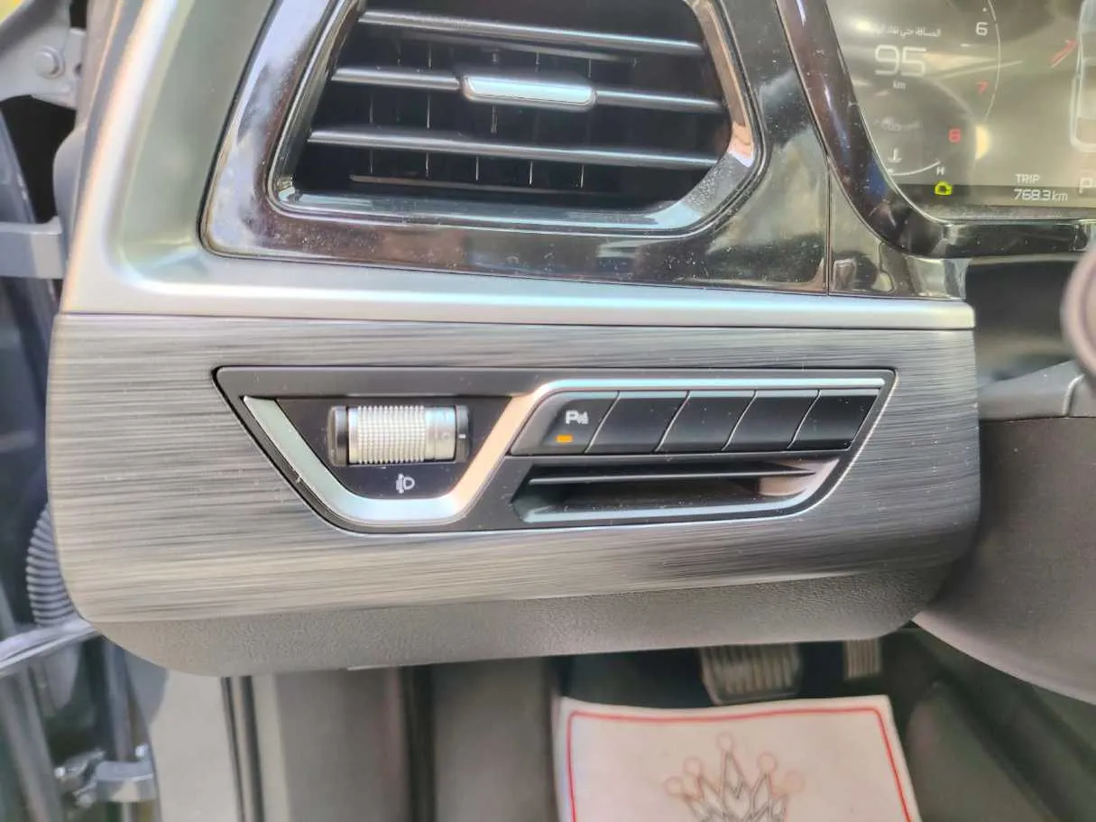 Car image 34