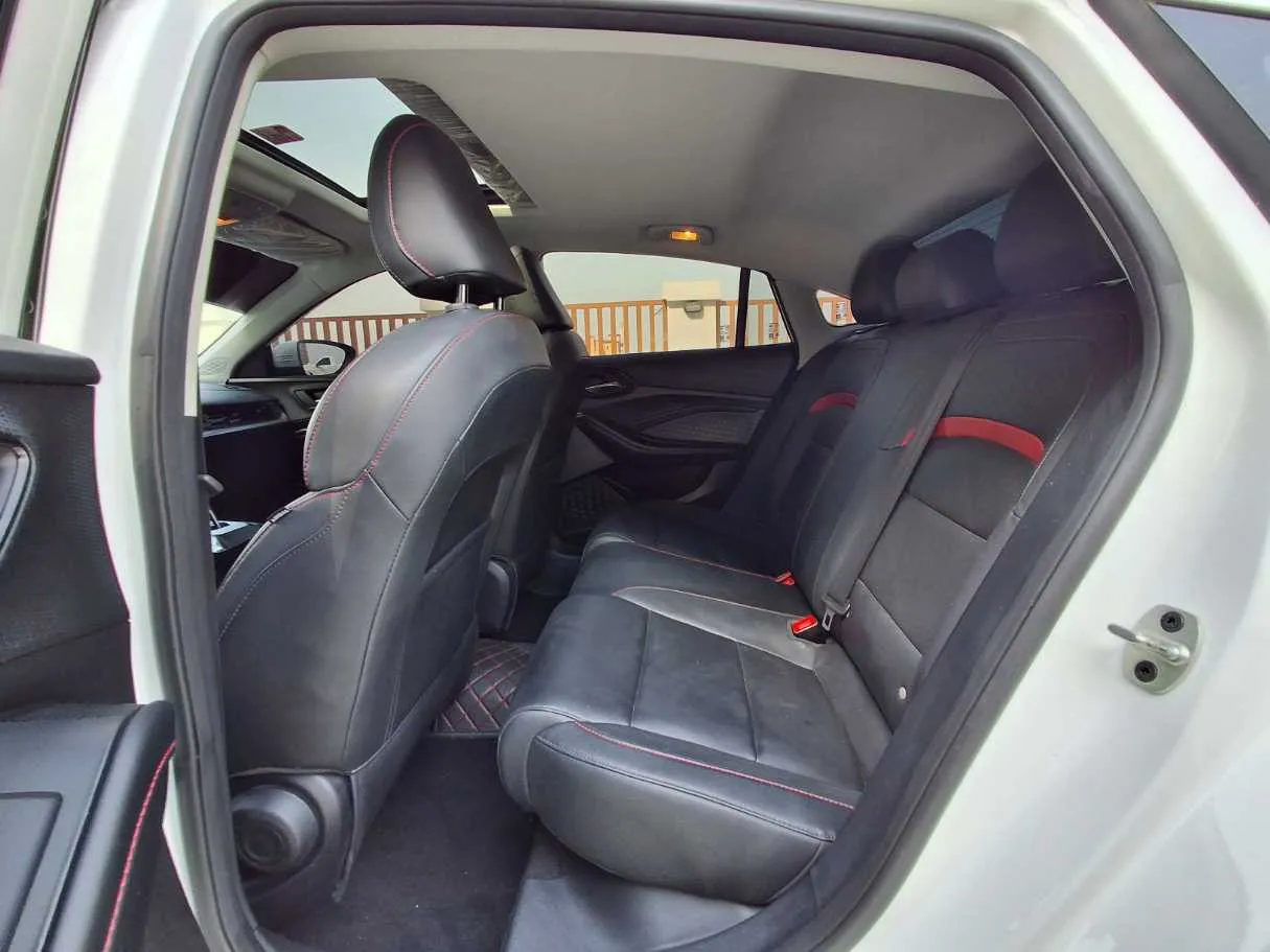 Car image 13
