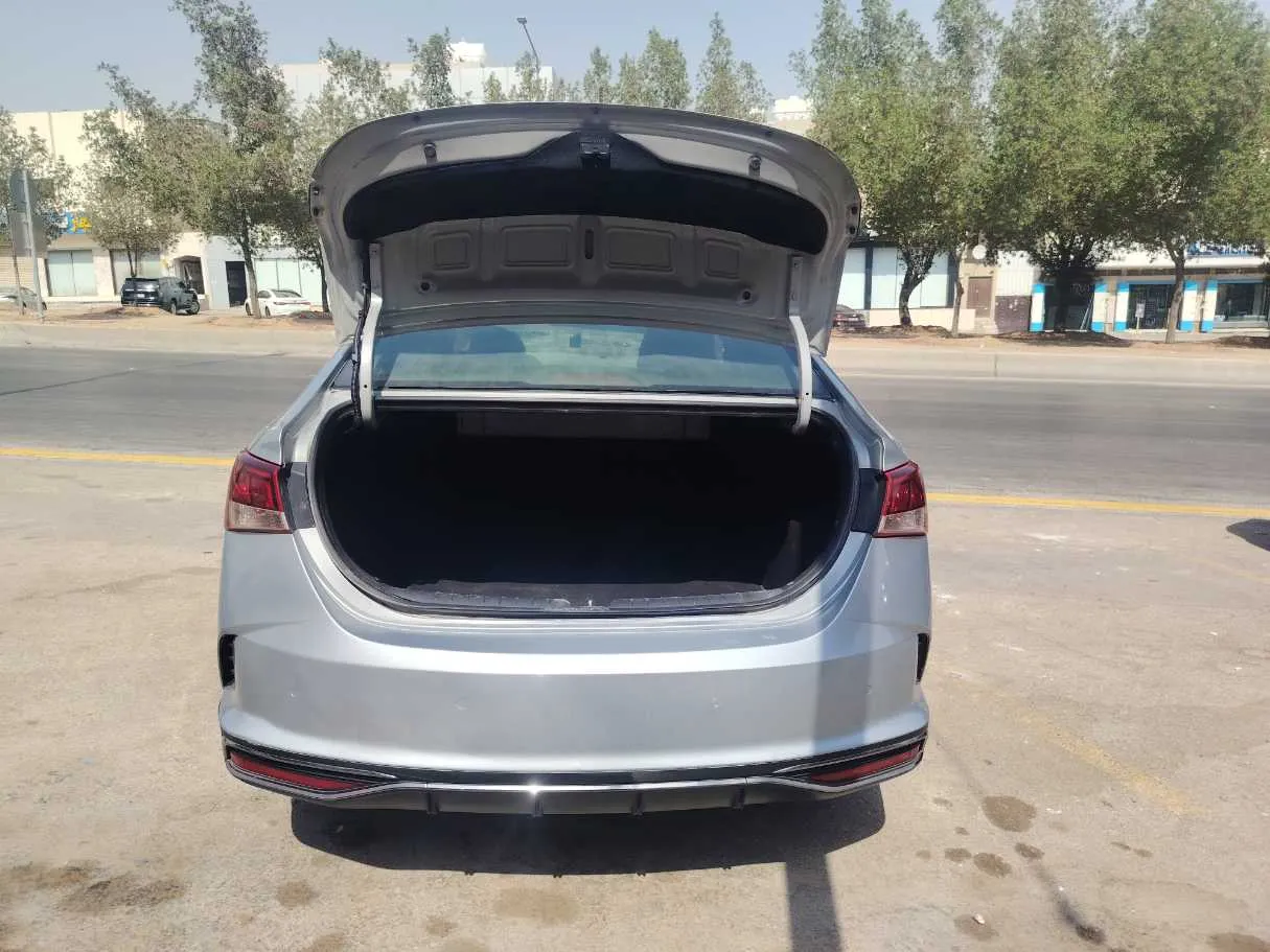 Car image 25