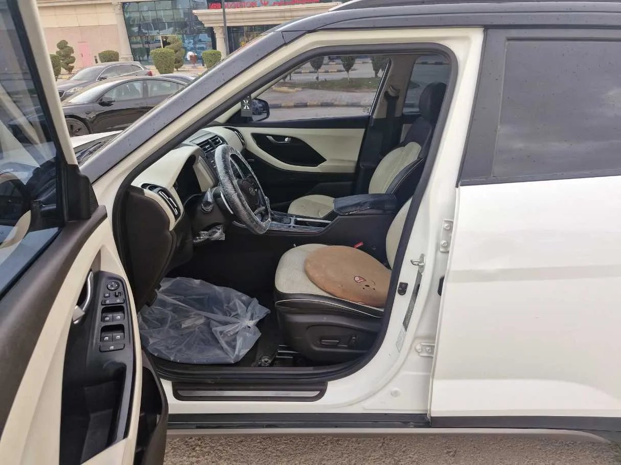 Car image 13