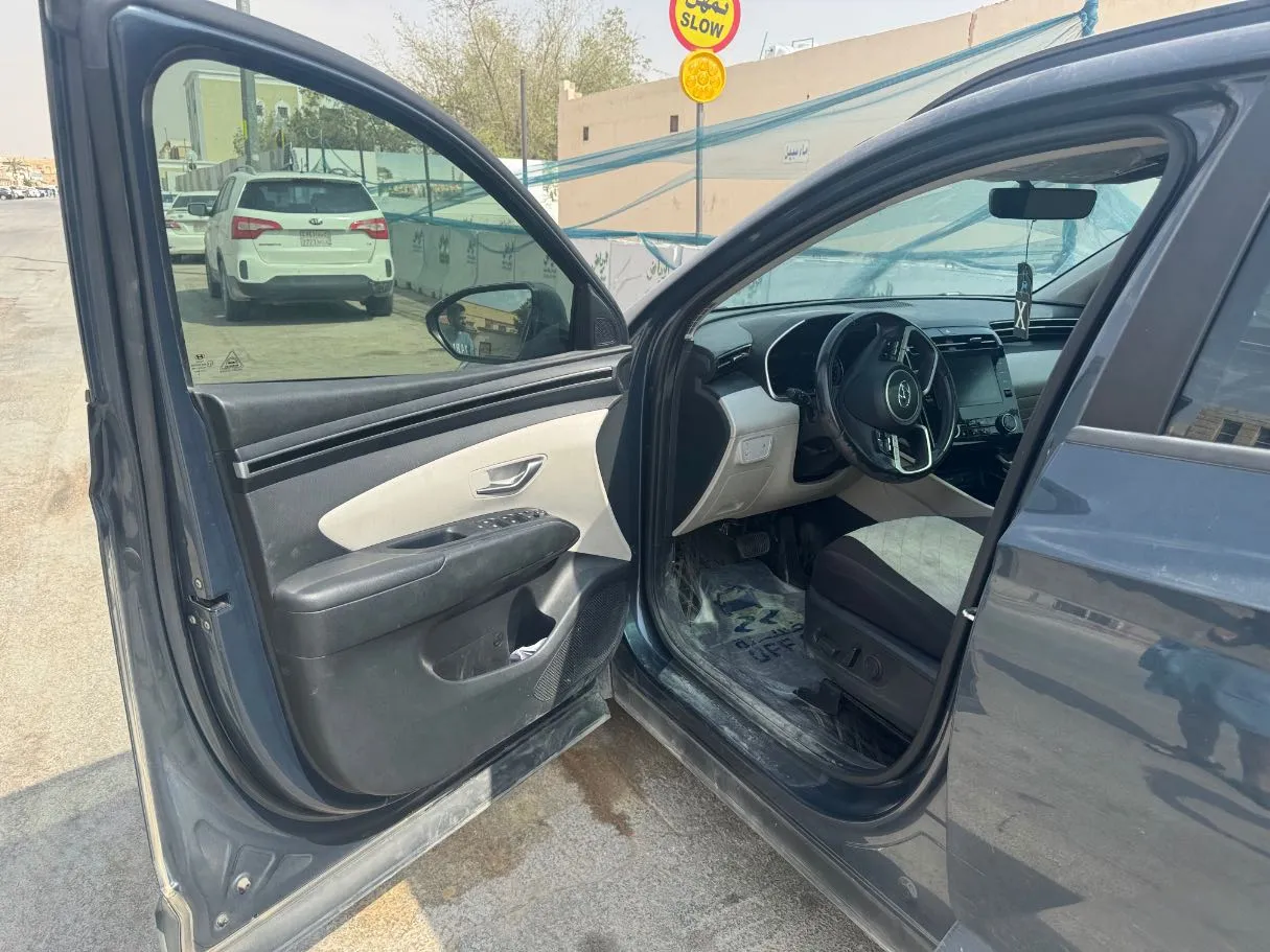 Car image 10