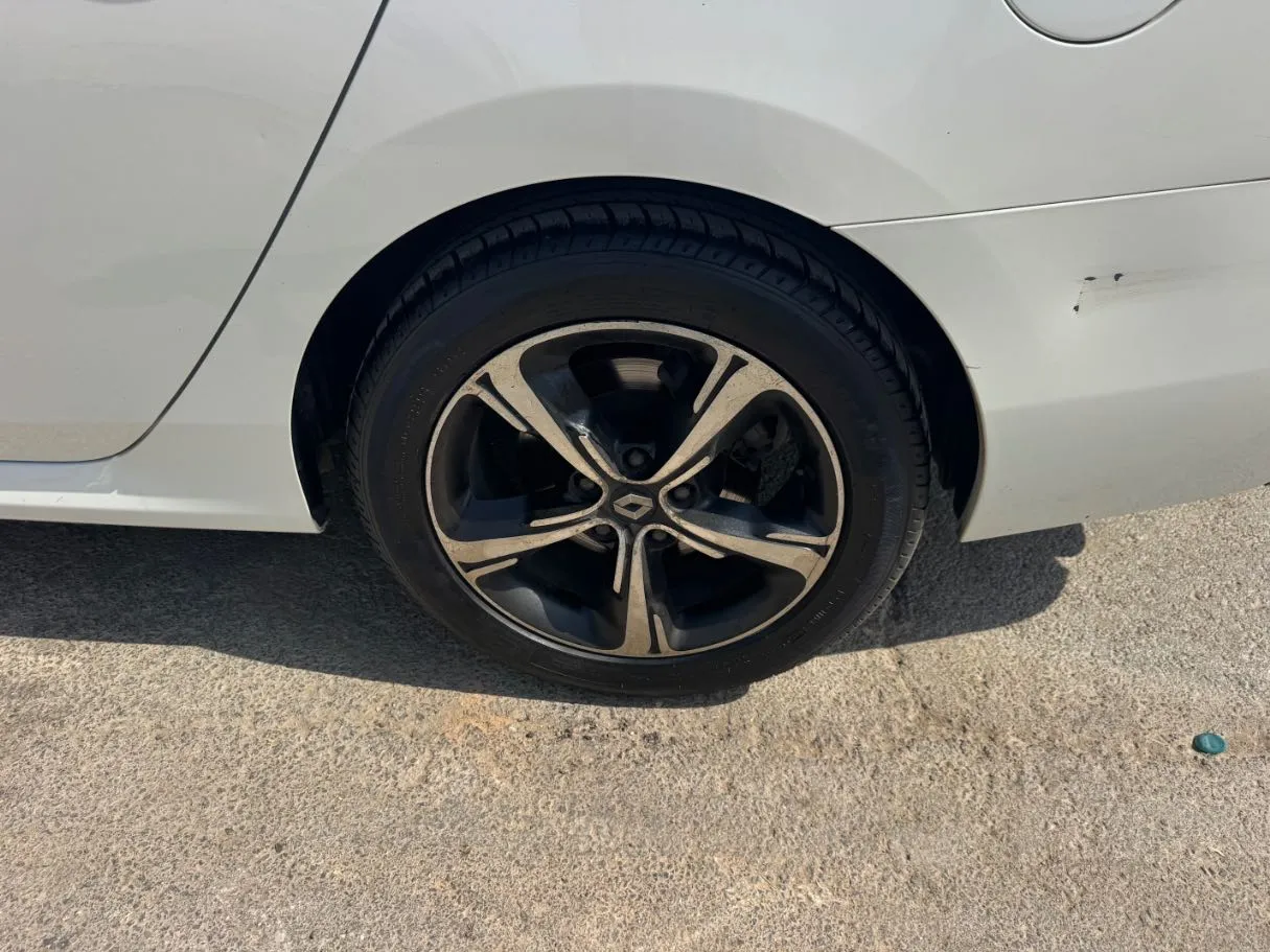Car image 9