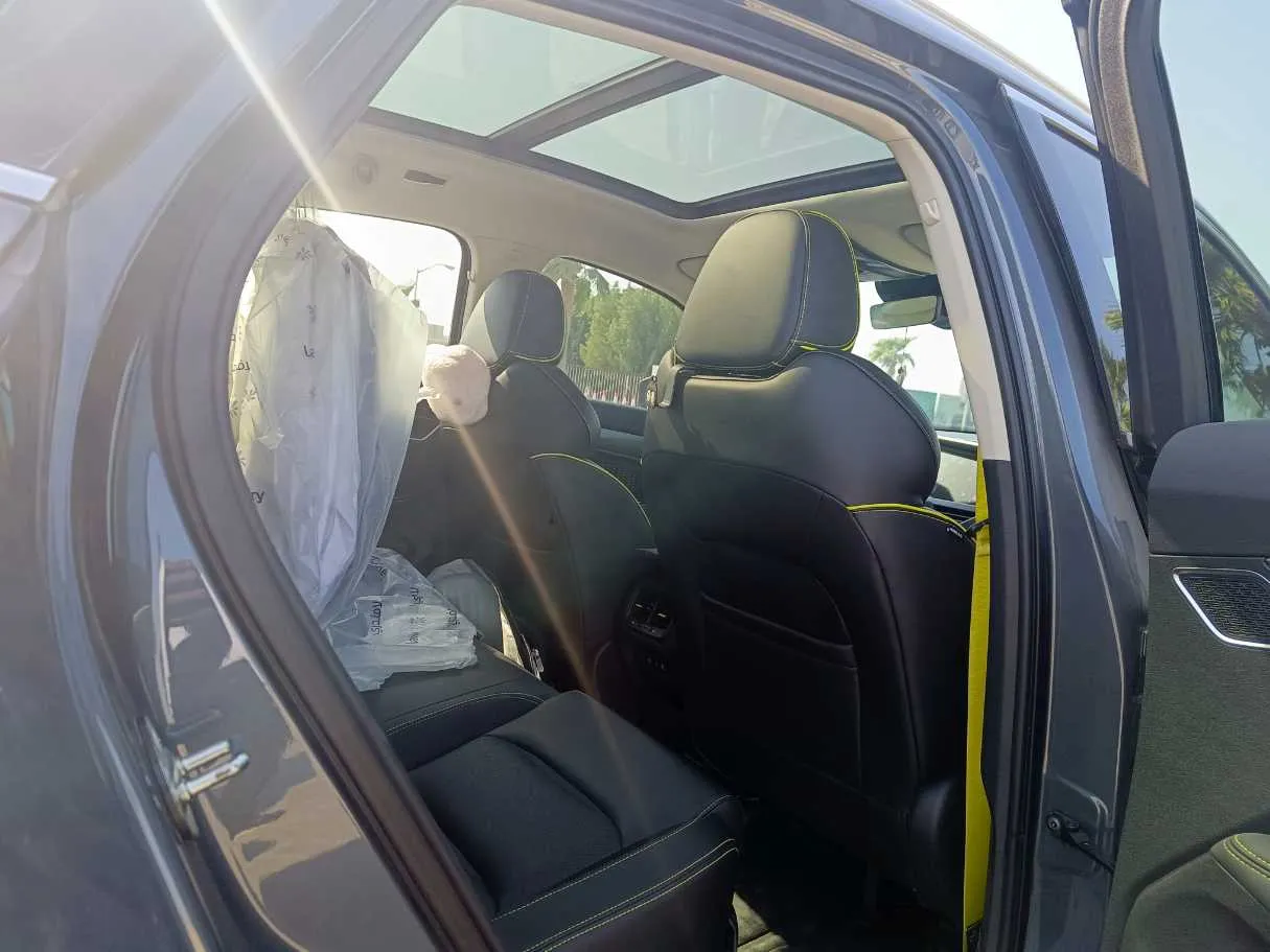 Car image 17