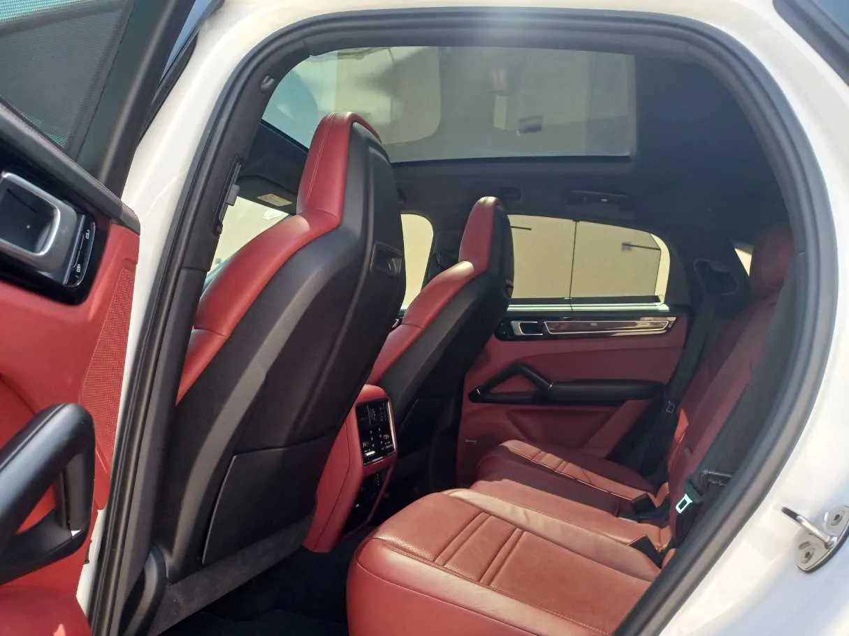 Car image 14