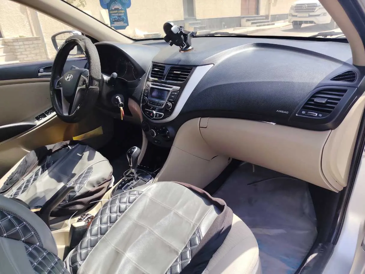 Car image 14
