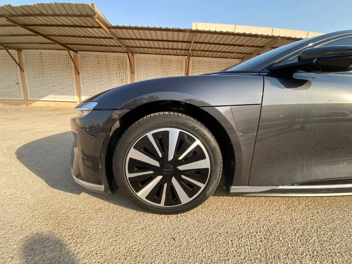 Car image 9