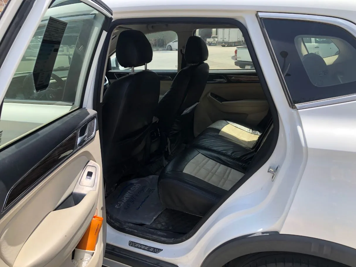 Car image 12
