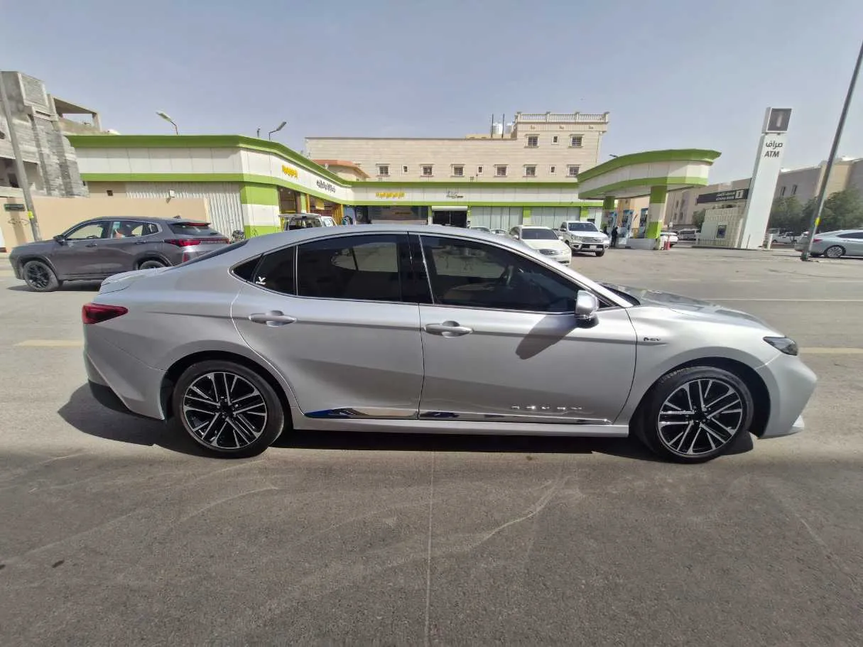 Car image 4
