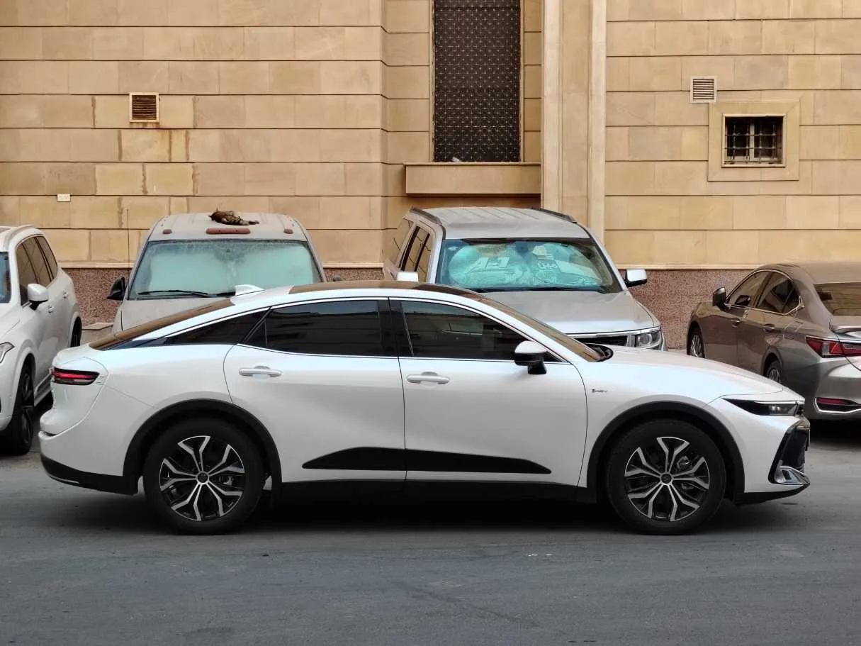 Car image 4