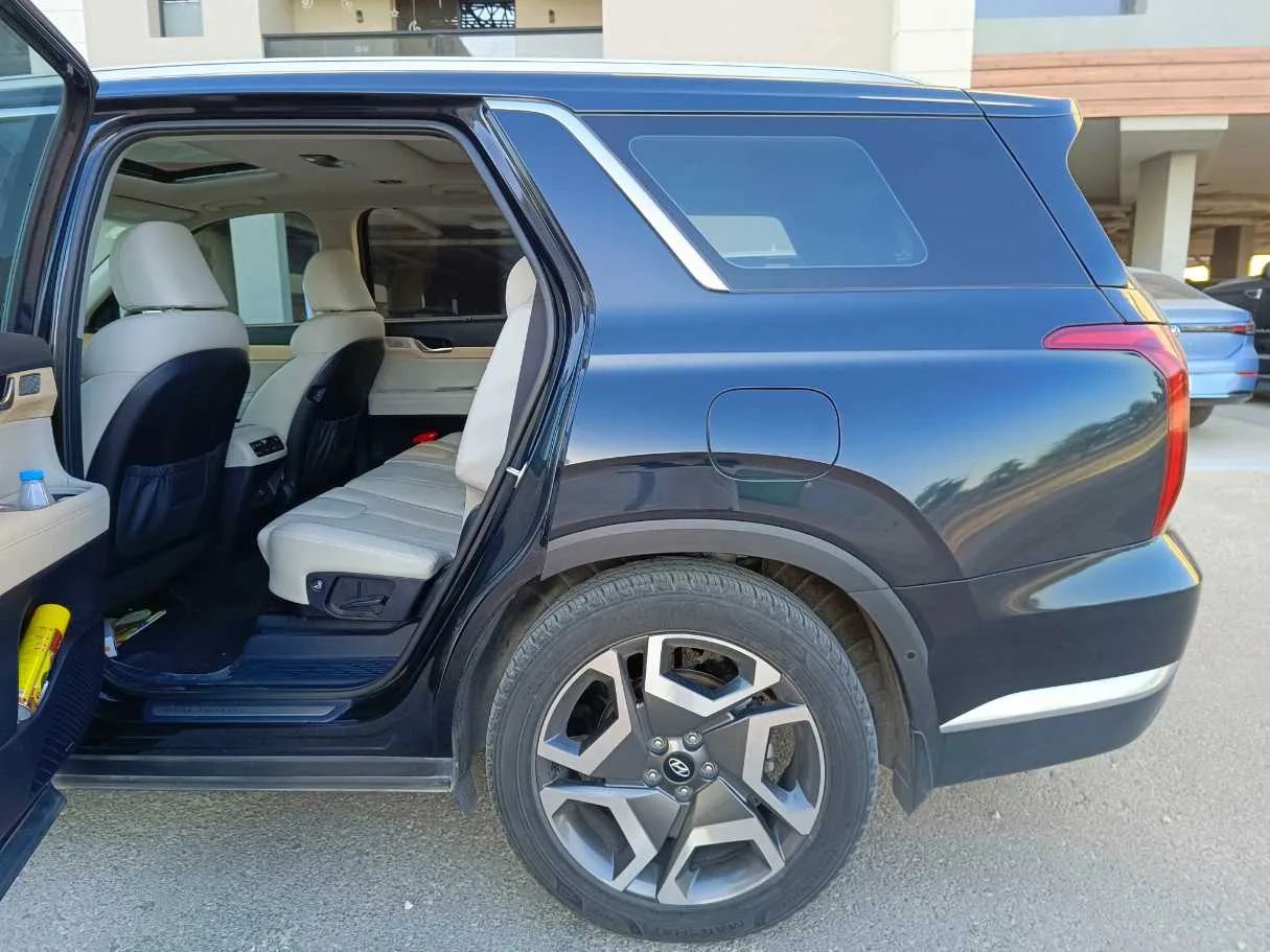 Car image 18