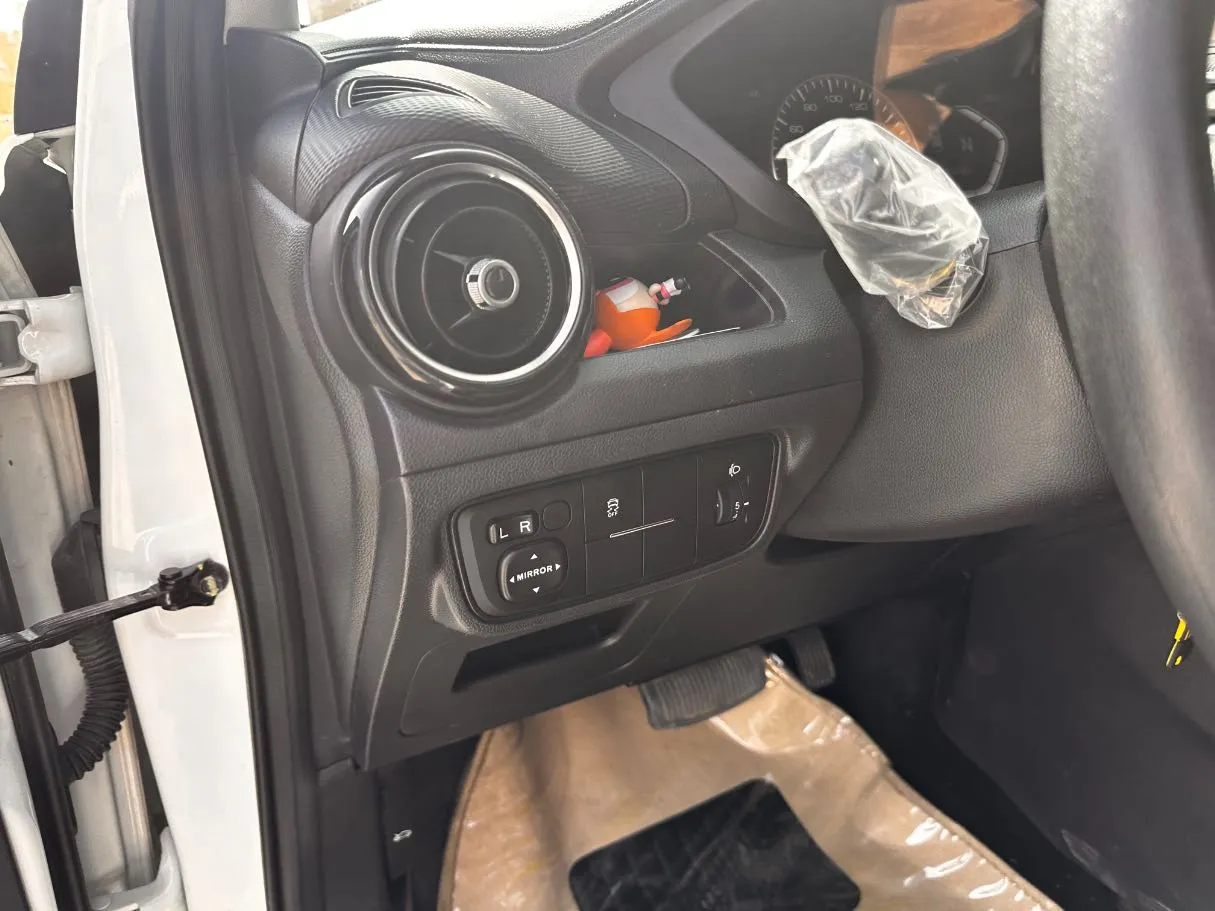 Car image 25