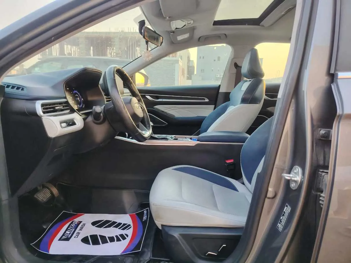 Car image 12