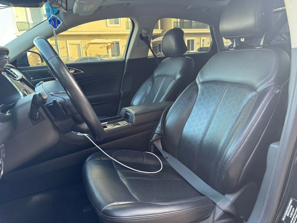 Car image 11