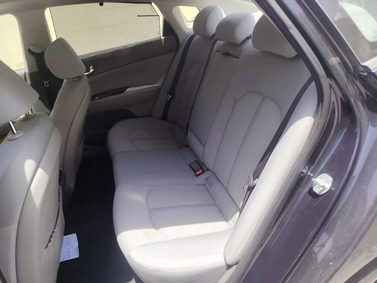 Car image 16