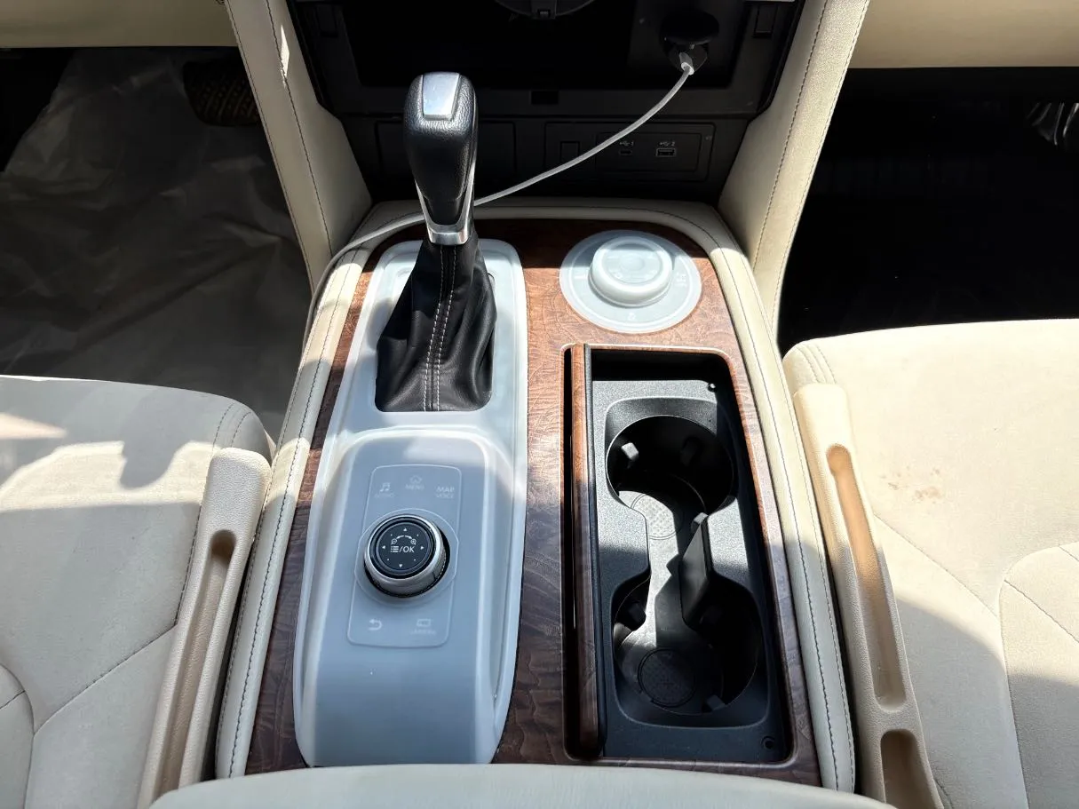 Car image 24