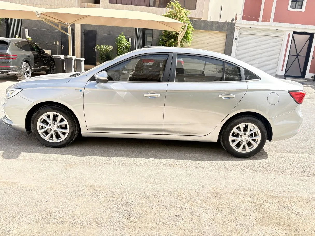 Car image 8