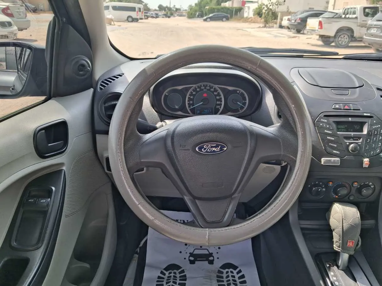 Car image 19