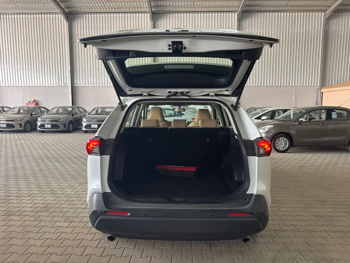 Car image 19