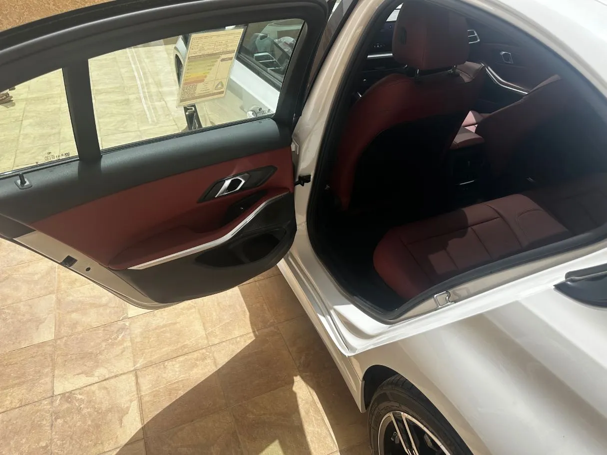 Car image 13