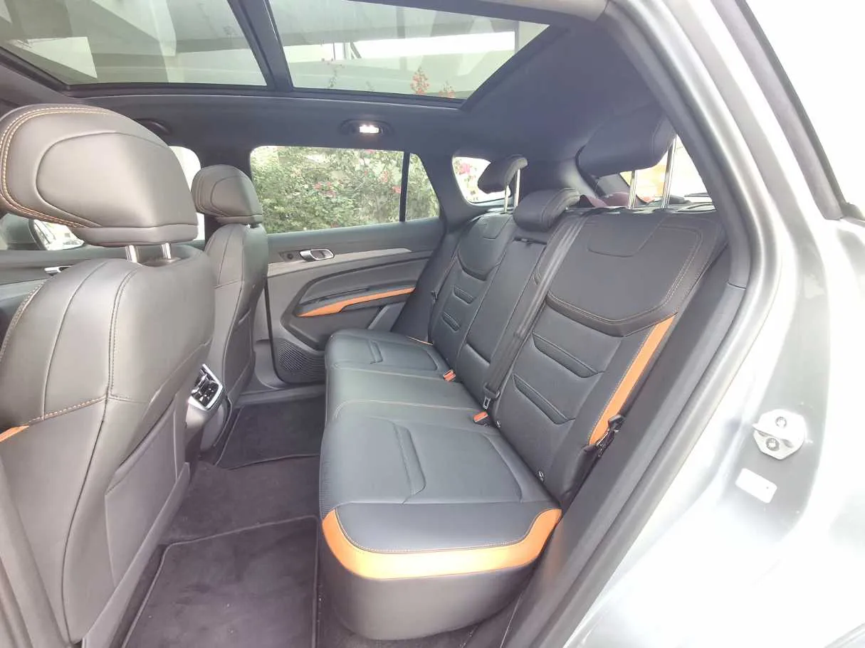 Car image 13