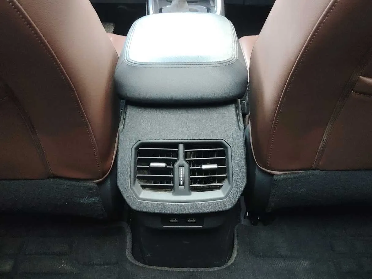 Car image 32