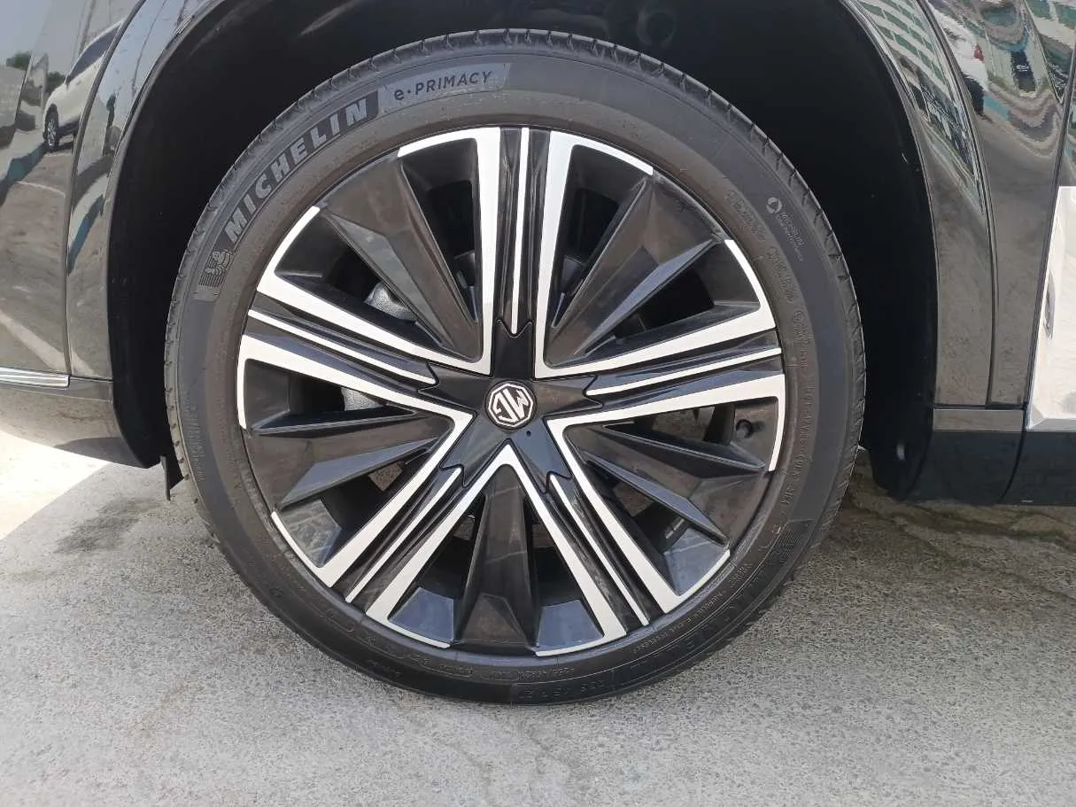 Car image 9