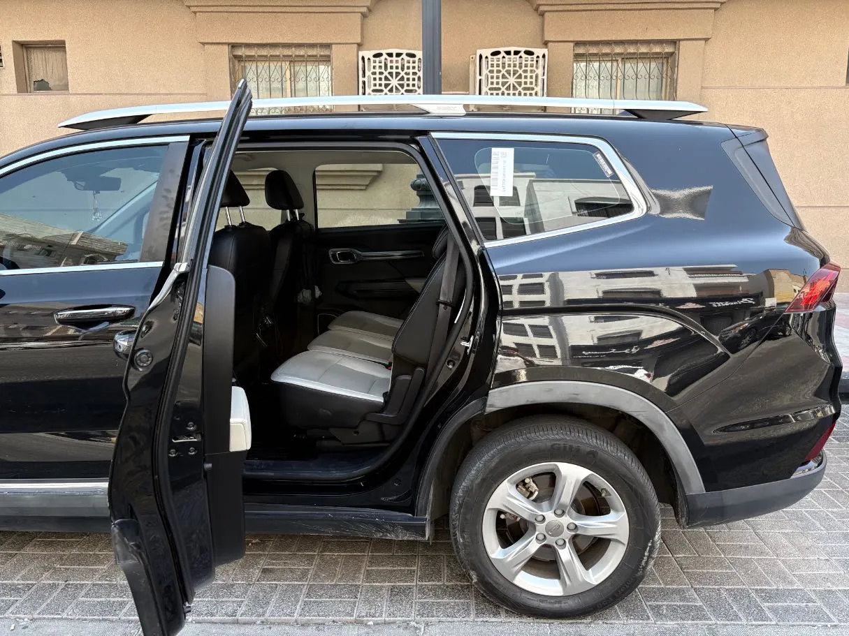 Car image 14