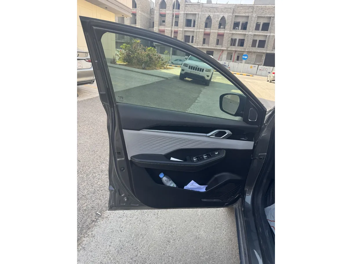 Car image 10