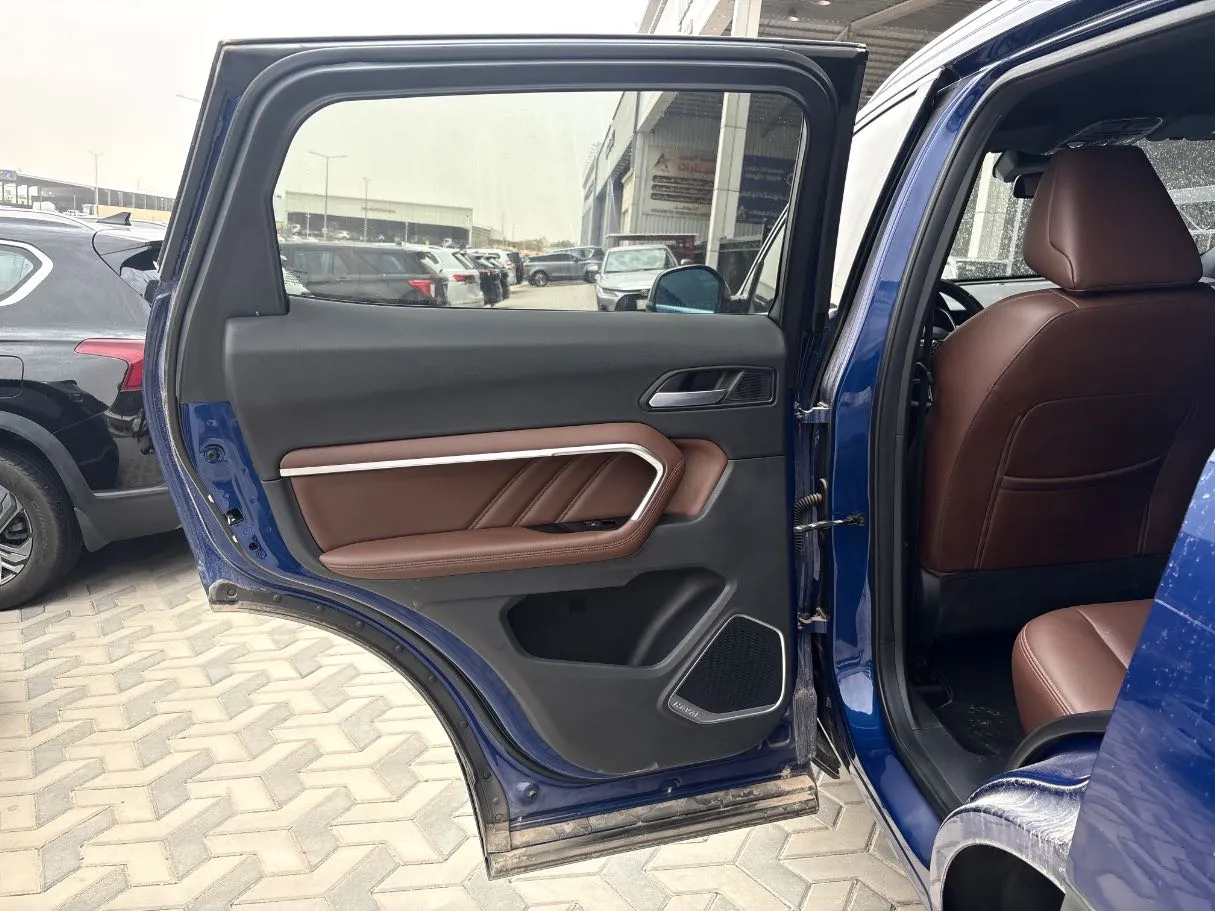 Car image 13