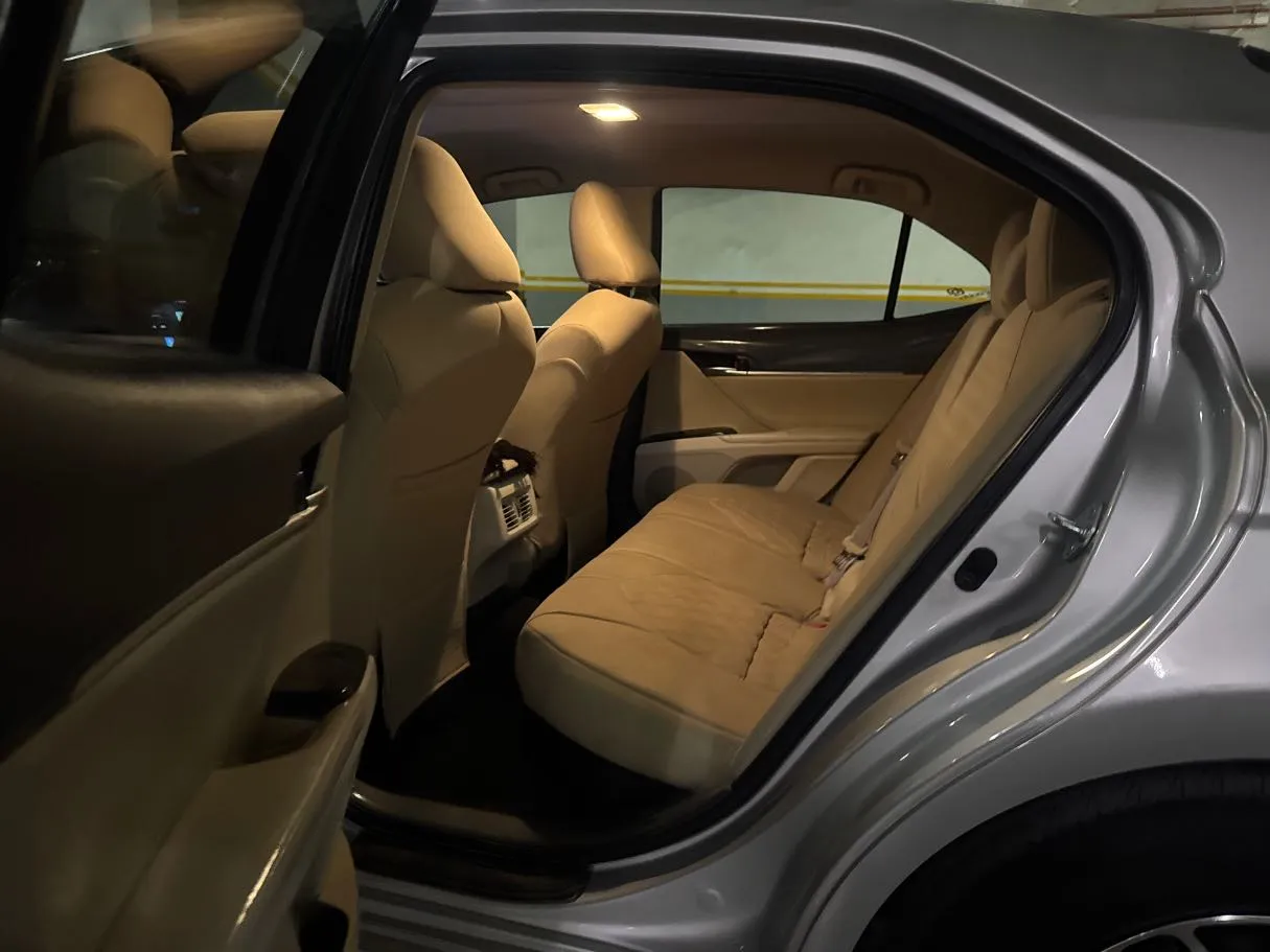 Car image 14