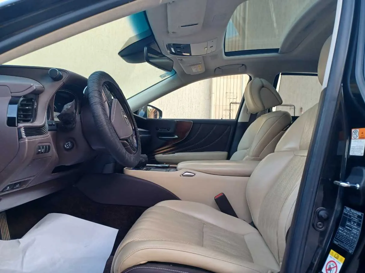 Car image 12