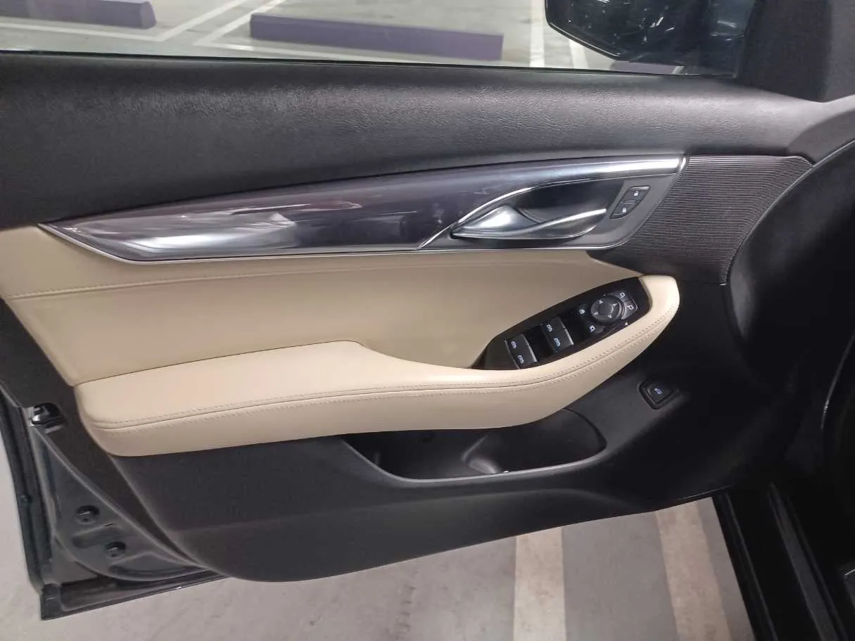 Car image 12