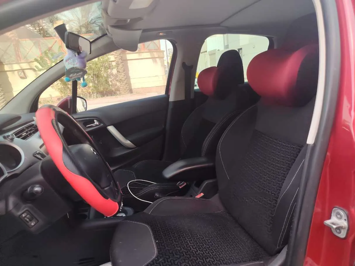 Car image 12