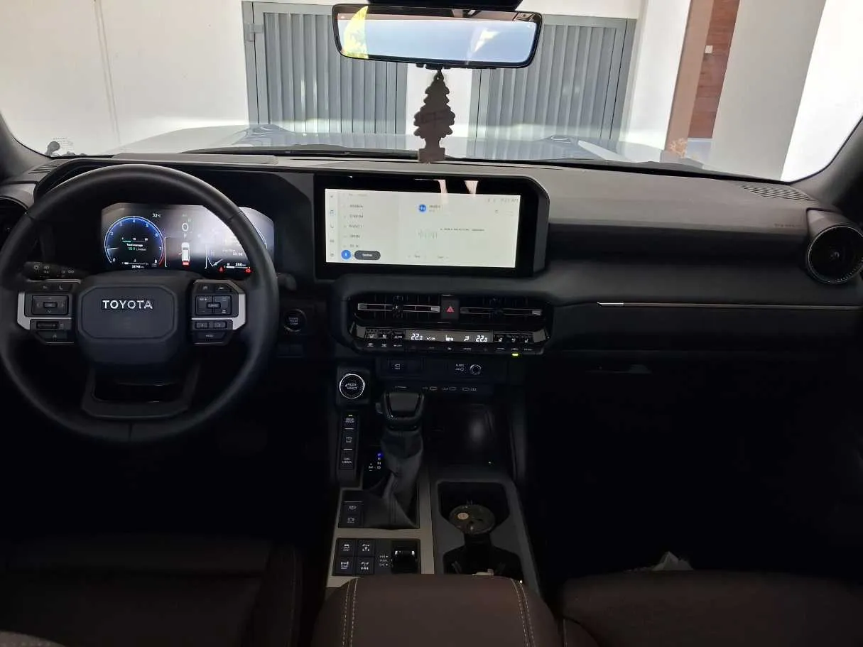 Car image 16